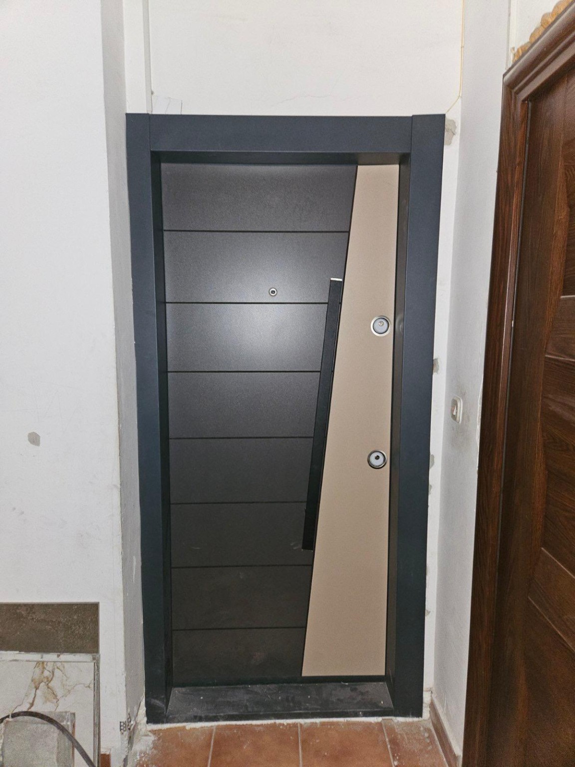 Монтирана влезна врата